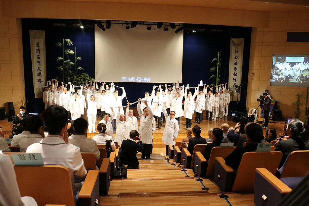 臺中慈濟醫院歲末祝福以「粽繩」寓意人人結合成串，成為證嚴法師行願半世紀，為佛教、為眾生的種子。