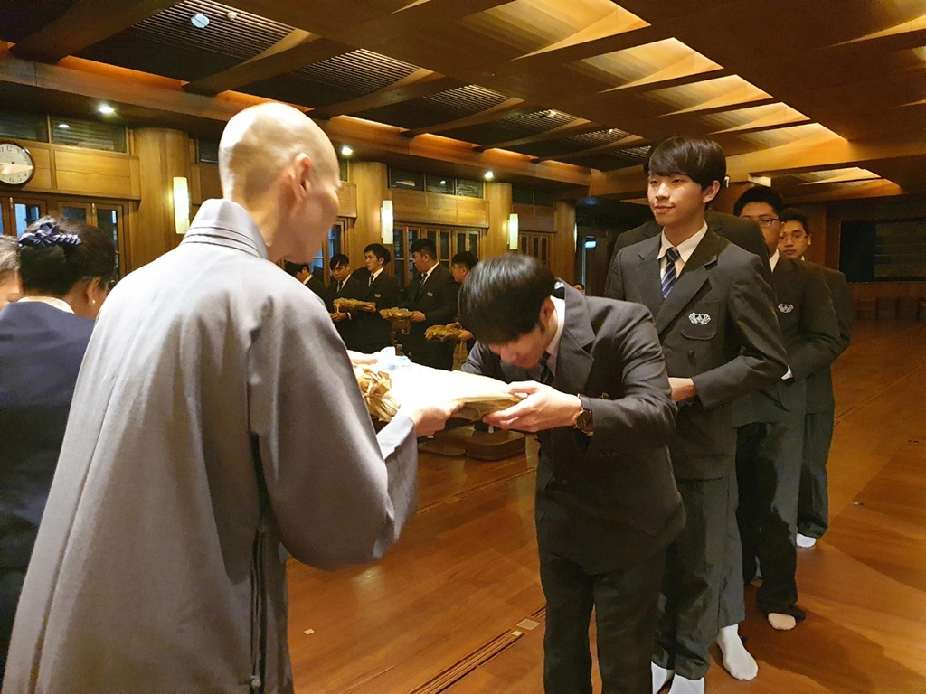 慈濟大學今天舉辦105級傳播系實習學生授袍典禮。