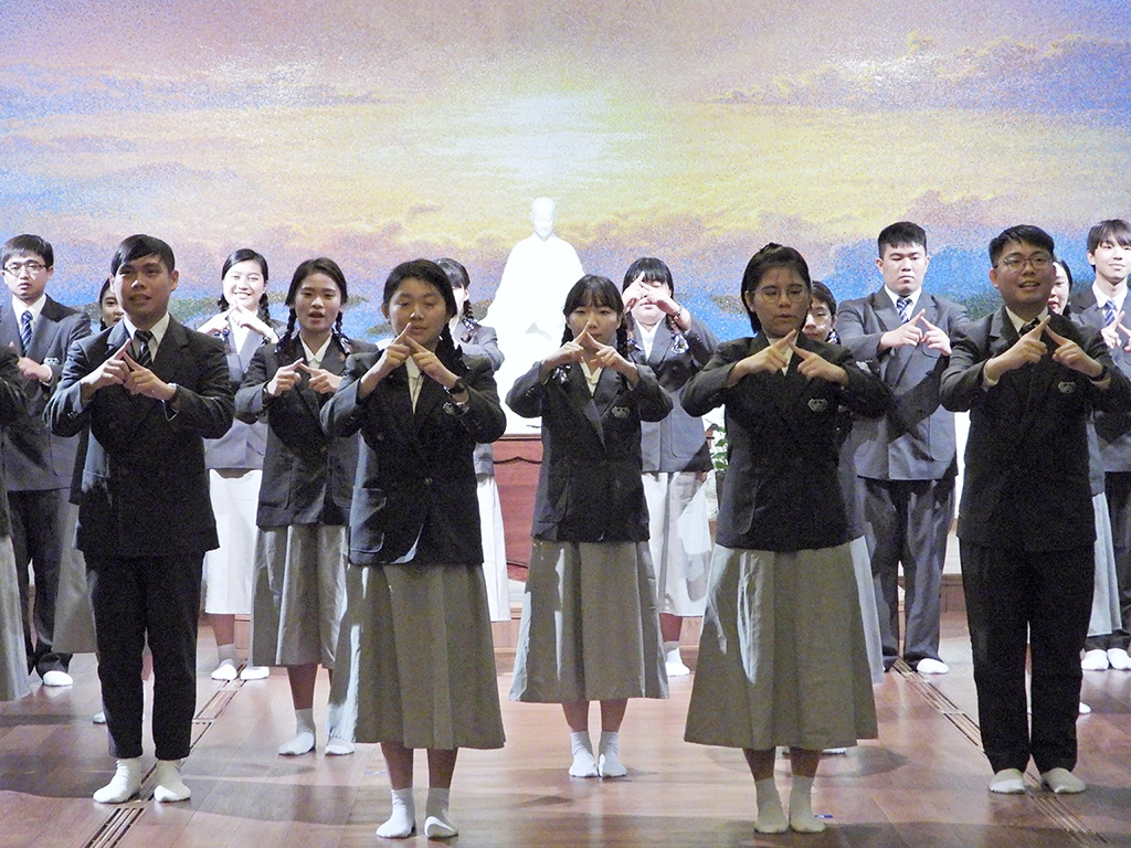 昕師父勉勵大家在實習期間好好學習外，並要記住做人的道理，「人」字很簡單只有兩劃，但稍微偏差一點就會與原意有出「入」，突出一點又會變成什麼都不是，要守住那份純正的信念，做該做的事，堅持傳播人的價值。