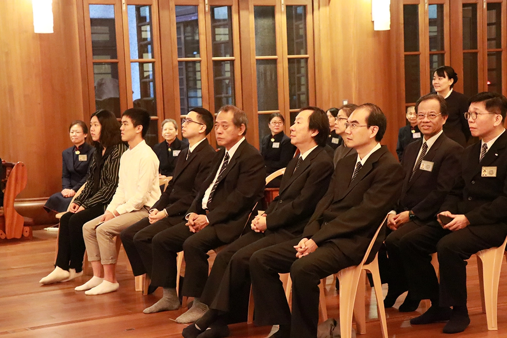 今天授袍典禮包括精舍師父、大愛台副總監張尊昱、慈濟大學教育傳播學院何縕琪院長、傳播系系主任傅維信和傳播系師長，以及慈誠懿德會，學生家長等到場觀禮。