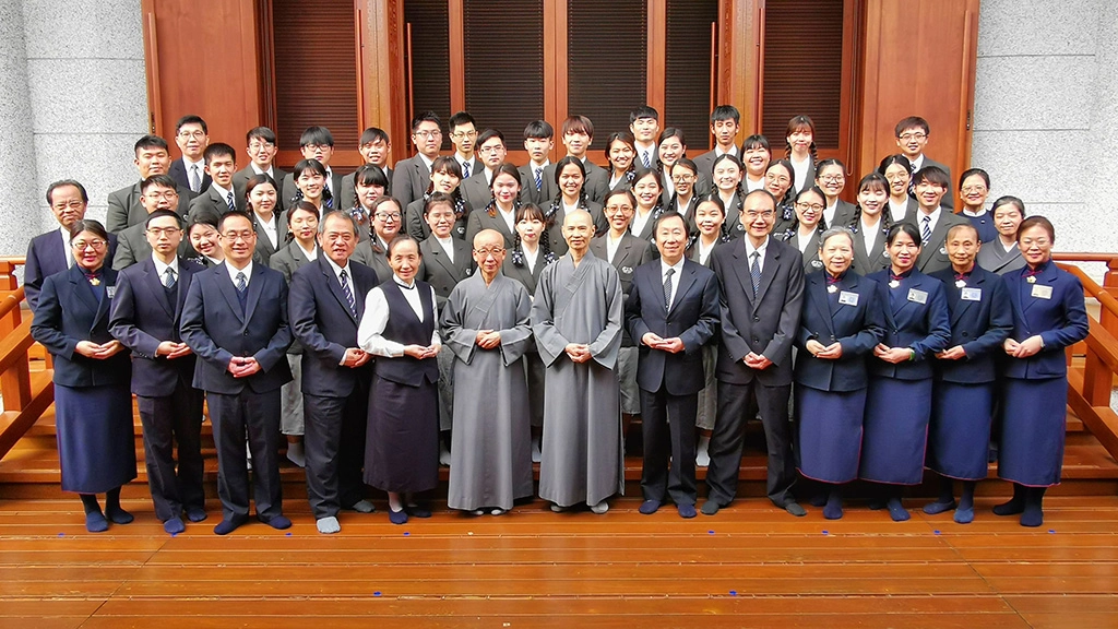 典禮後，同學們將到台灣各地、海外實習，授袍典禮多了一份感恩和離別的不捨。