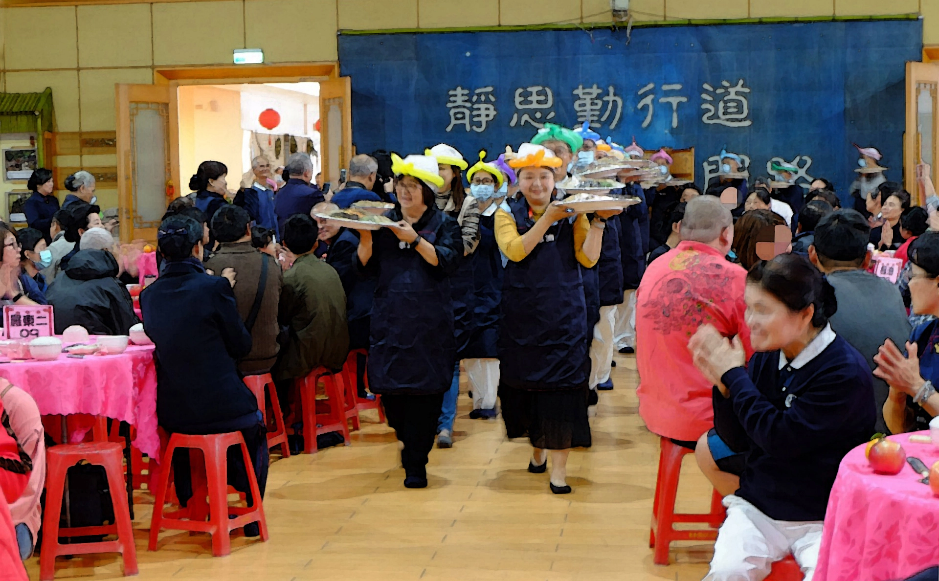 羅東鎮長吳秋齡(左)、宜蘭縣府社會處科長李曉芹(右)擔任上菜秀人員。(慈濟基金會提供)