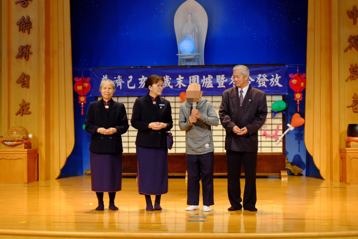 65歲的何老先生長期獨居，他分享時表達對證嚴法師及慈濟人的感恩，並於一年前投入環保志工行列。(慈濟基金會提供)