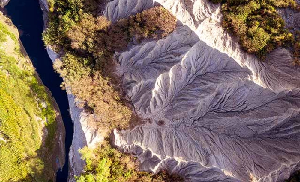 圖：從空中俯瞰台南月世界的石灰岩地形。原水水質深受地質影響，在台灣越往東與南，石灰岩地形越多，水質越「硬」。