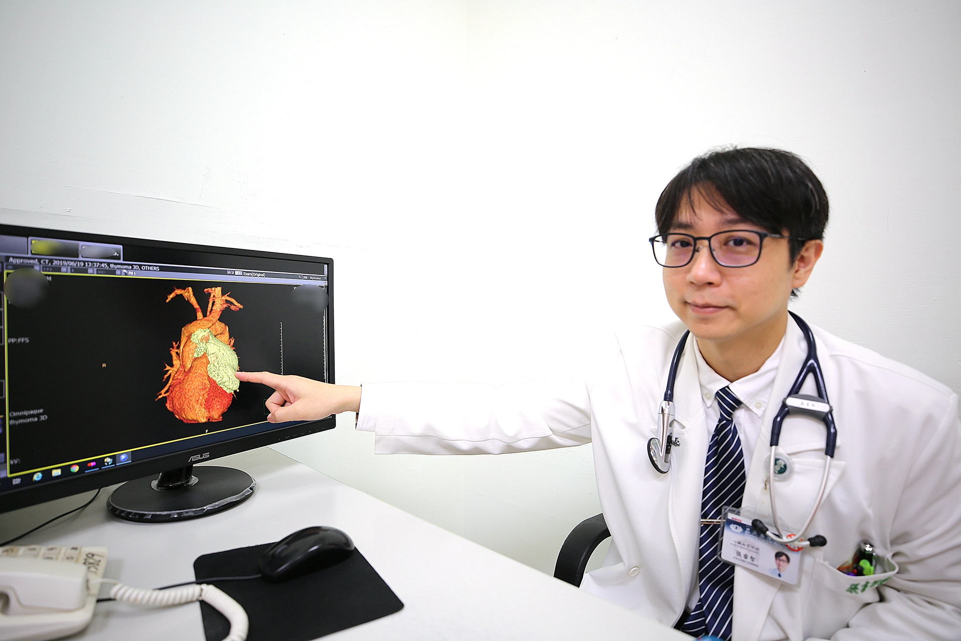 花蓮慈濟醫院外科部主任張睿智，指出陳先生的胸腺瘤非常靠近心包膜。