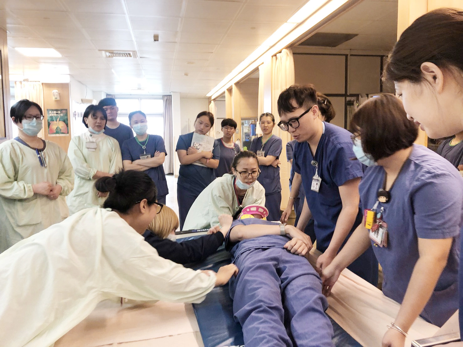 實際體驗當病人被固定，同理病人的不適及恐懼， 並能依照不同臨床情境提供適切的固定方式。
