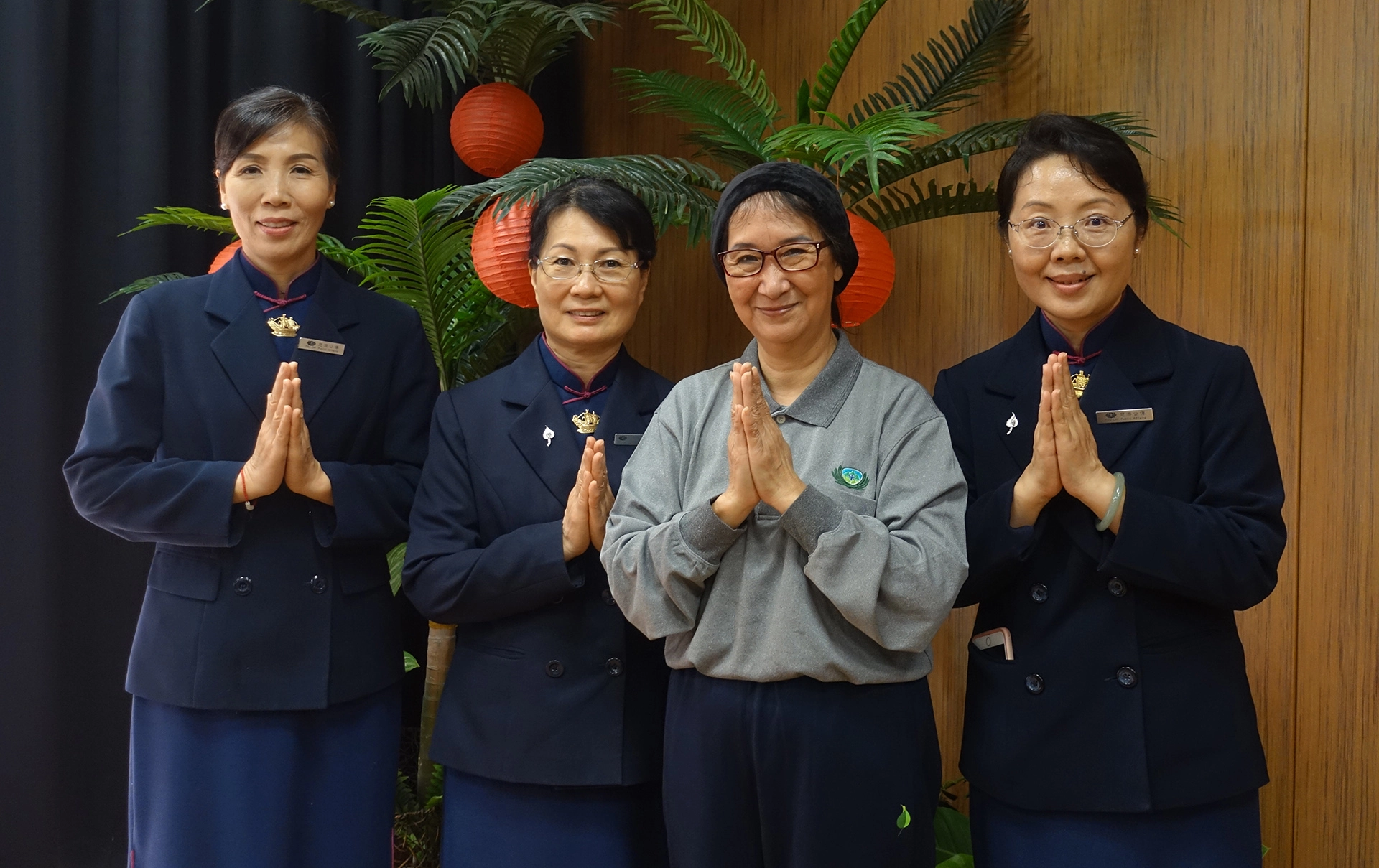 張允柔(右二)不向命運低頭，感恩社會上有許多人關心她、幫忙她。