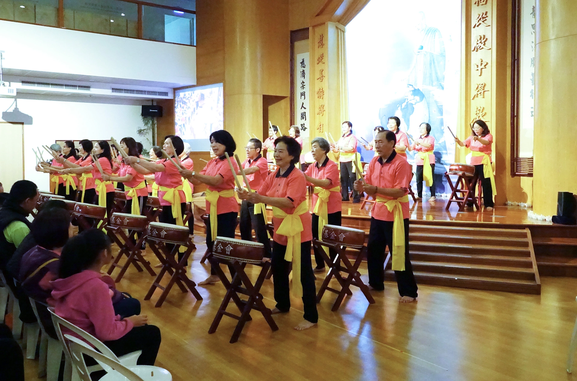 台東歲末祝福活動開場由台東市老人會長者的太鼓表演以鼓聲喚醒大家迎新的一天新氣象