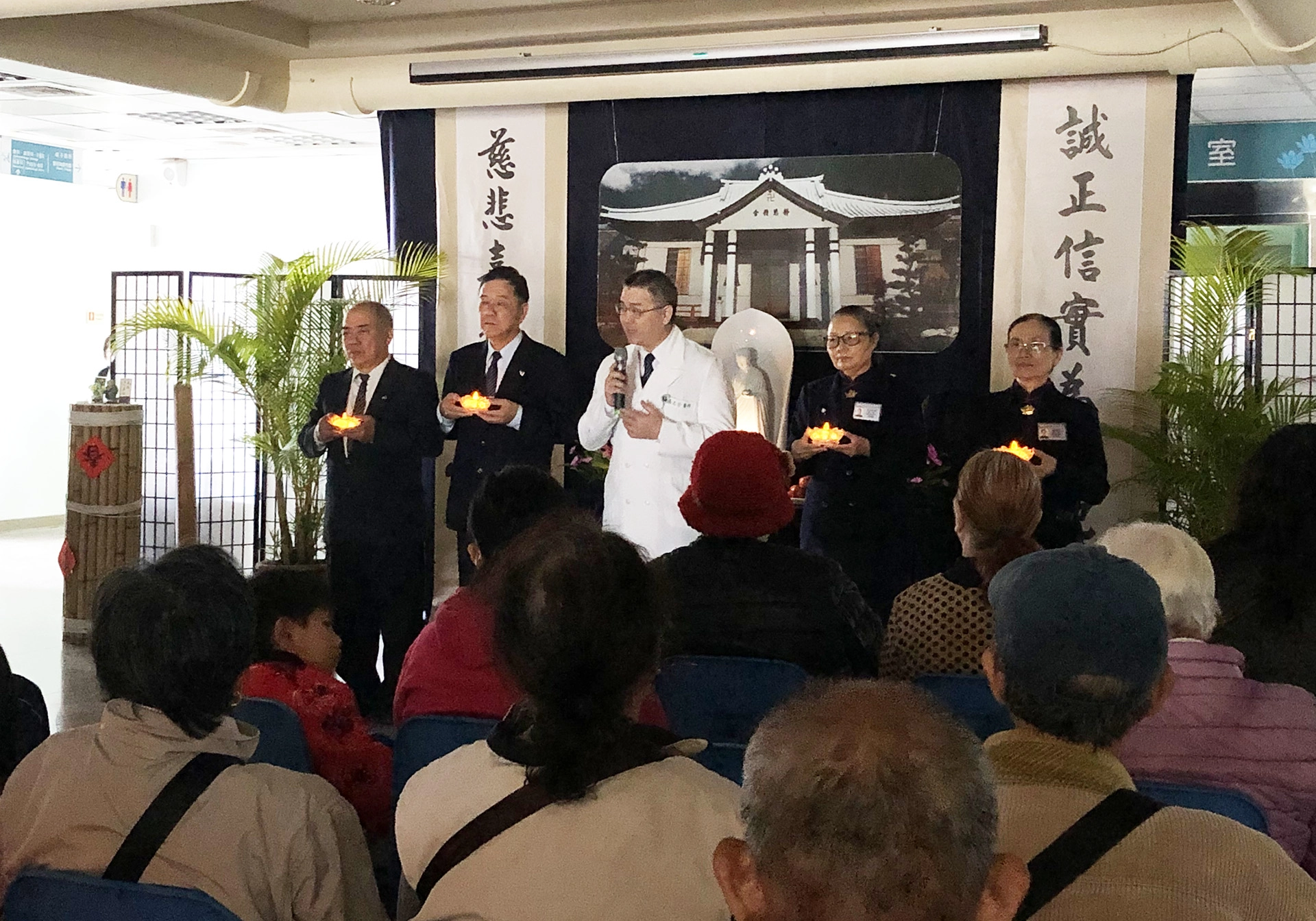 關山慈濟醫院張志芳院長及師兄師姊為關山區的照顧戶祈禱祝福。