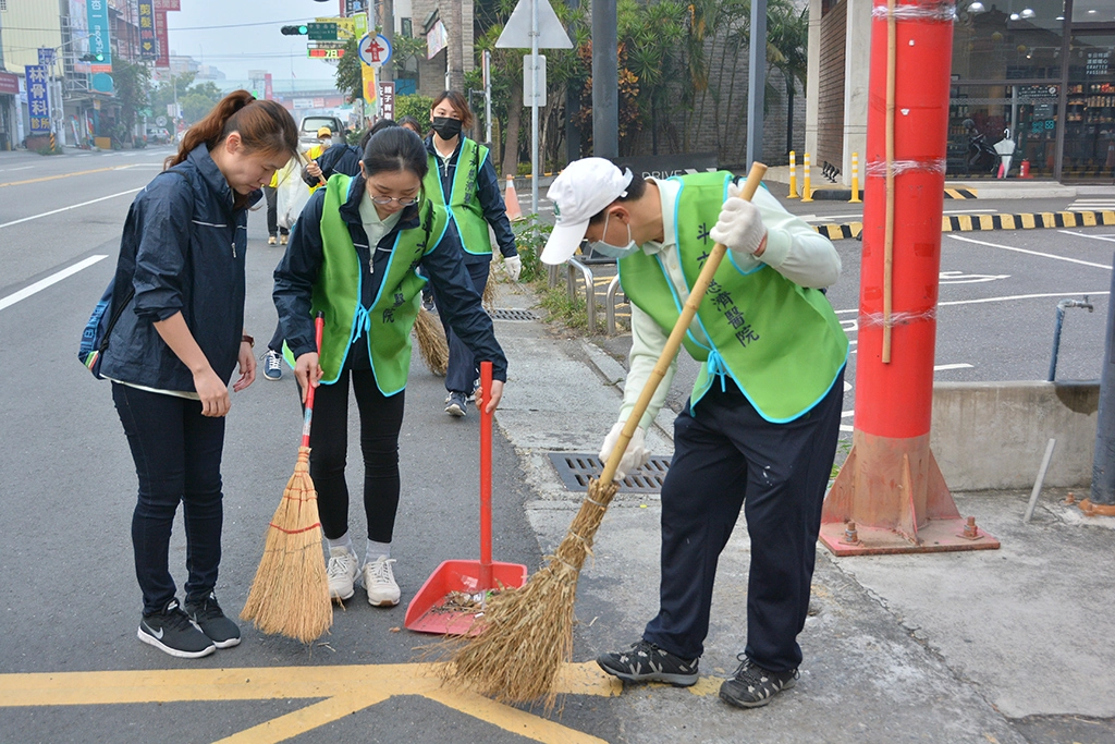 在斗六慈院簡瑞騰院長帶領下，分五條動線一起清掃鎮西里街道與巷弄，用嶄新的心情與完善的醫療服務鄉親，為斗六慈濟醫院周年慶系列，展開敦親睦鄰清掃活動。