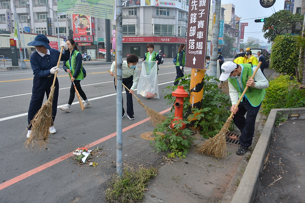 在斗六慈院簡瑞騰院長帶領下，分五條動線一起清掃鎮西里街道與巷弄，用嶄新的心情與完善的醫療服務鄉親，為斗六慈濟醫院周年慶系列，展開敦親睦鄰清掃活動。