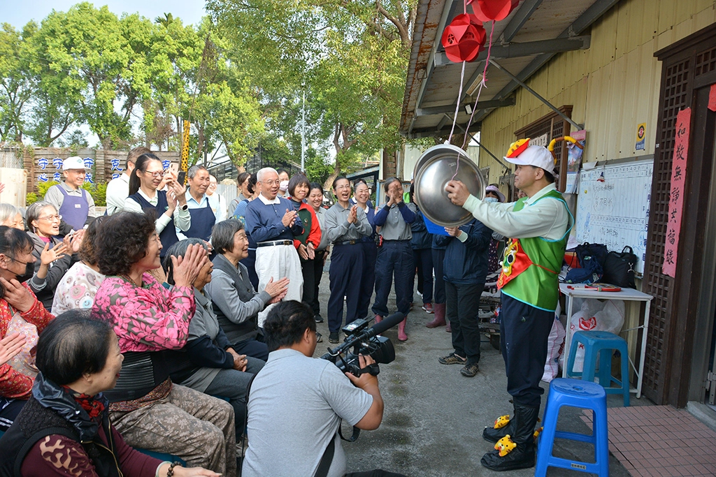 2.	「敲鑼一響智慧開，院長聰明又可愛，敲鑼二響平安來，福慧雙修樣樣來，敲鑼三響，慈悲為懷！」在司儀張雅萍護理長高聲祝賀下，雲林斗六慈濟醫院簡瑞騰院長鑼聲響起，為斗六慈濟醫院ㄧ週年慶「做度晬」。