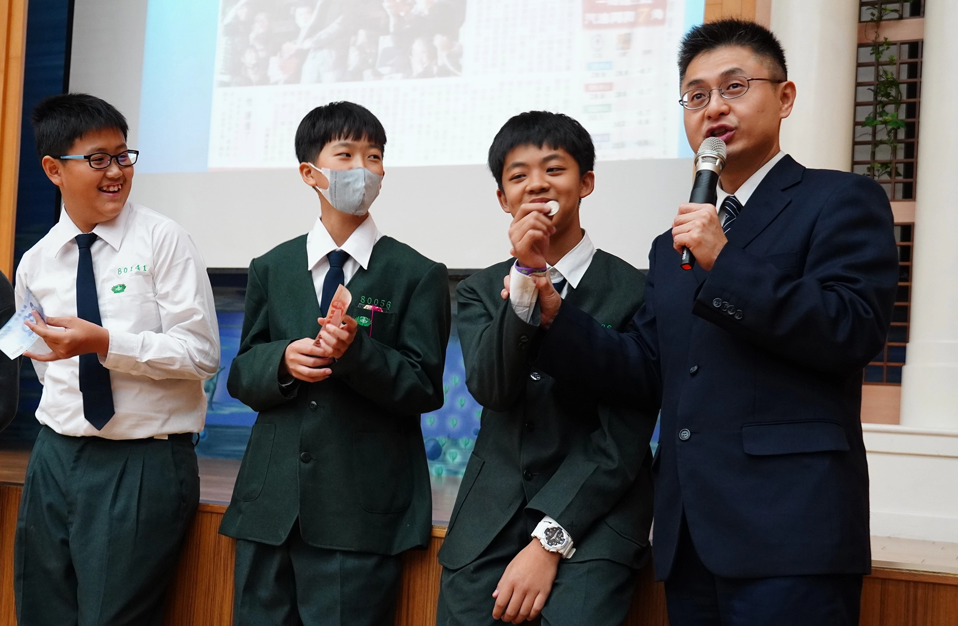 倪銘均主播以真假鈔票及硬幣比擬生命重要的價值。林曉瑩攝