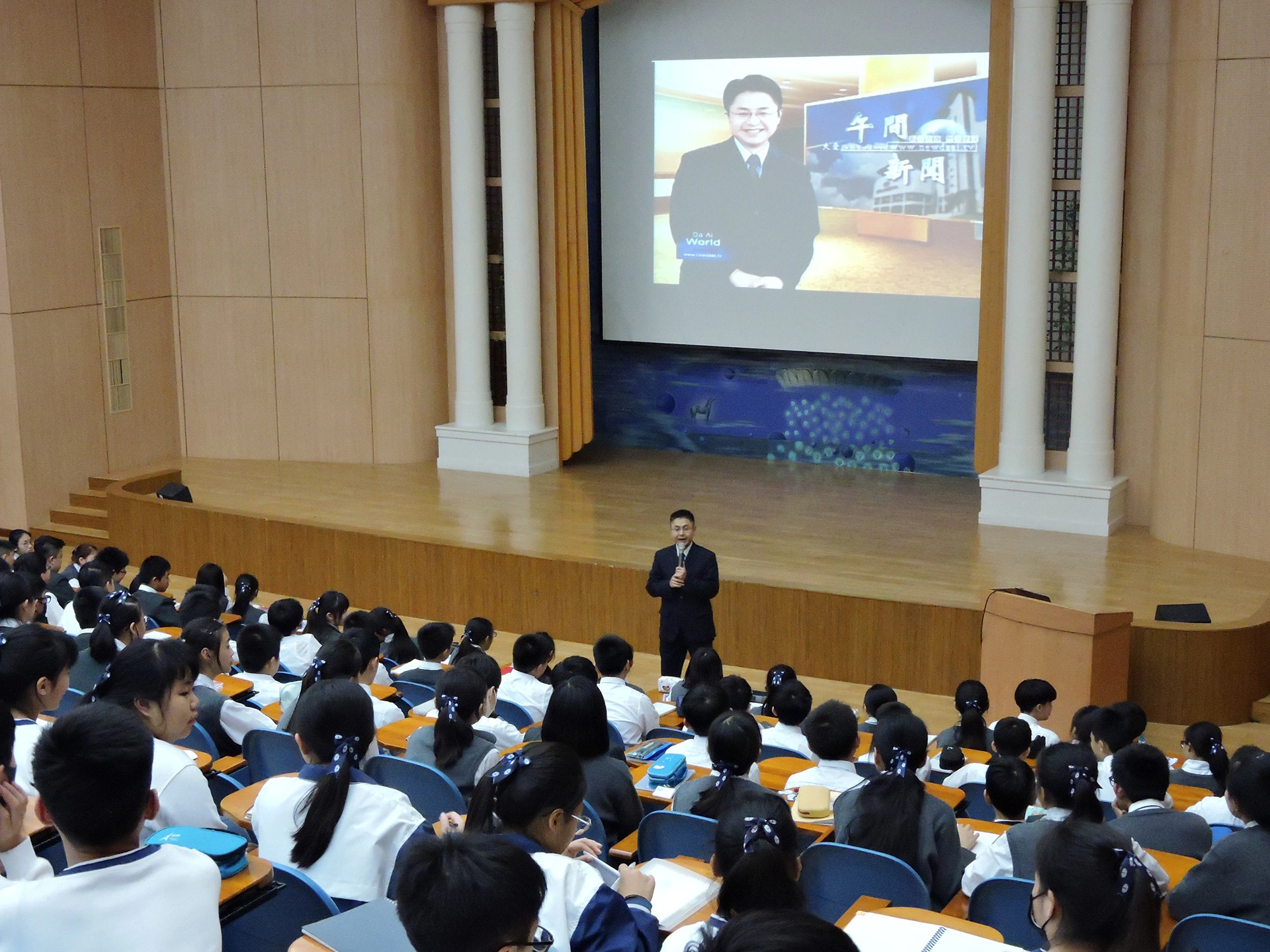 以新聞片頭影音及歌唱出場，倪銘均主播引起現場師生熱烈反應。林育吟 攝
