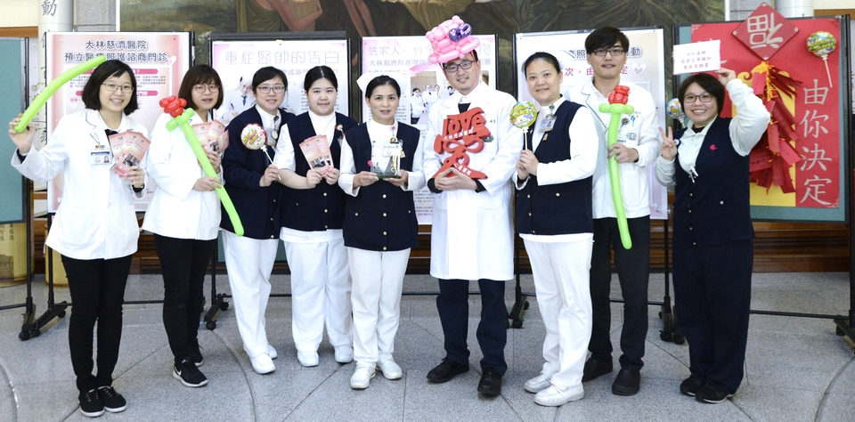 大林慈濟醫院安寧緩和醫療科主任孔睦寰醫師(右四)希望可以有越來越多人認識病主法，在健康時就先想好，萬一無常來臨時，希望家人或社會怎麼照顧自己。