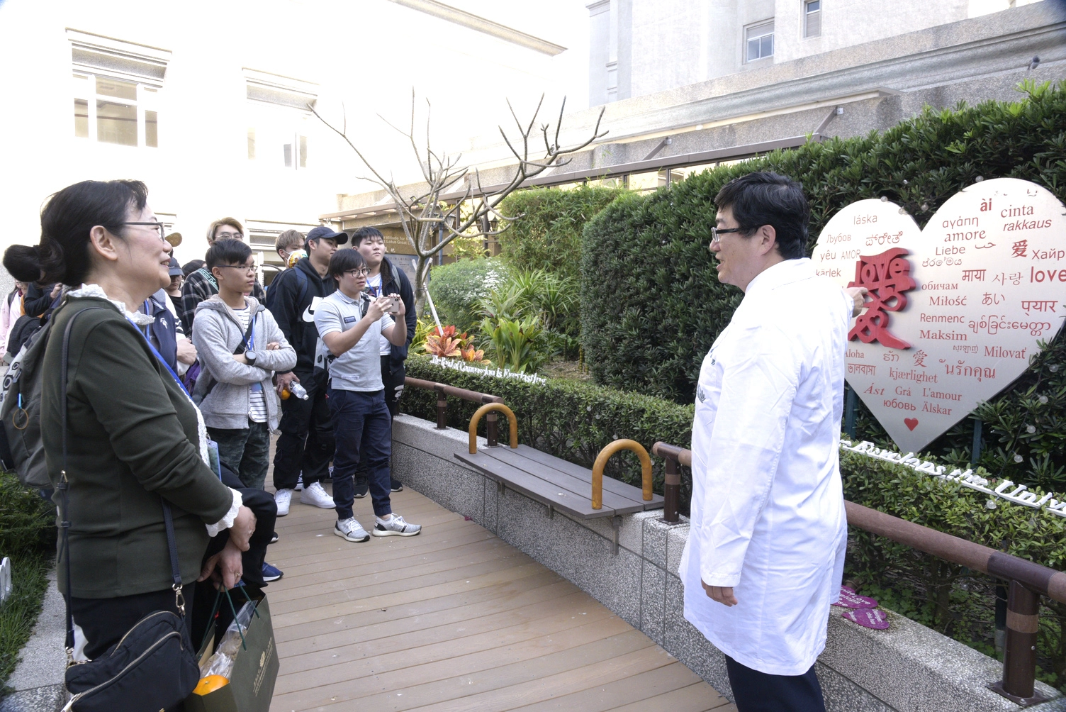 香港大學師生參訪大林慈濟醫院，副院長林名男全程陪同，分享慈濟推動素食環保的健康飲食、健康照護、水電節能、廢棄物減量、綠色醫院等理念。