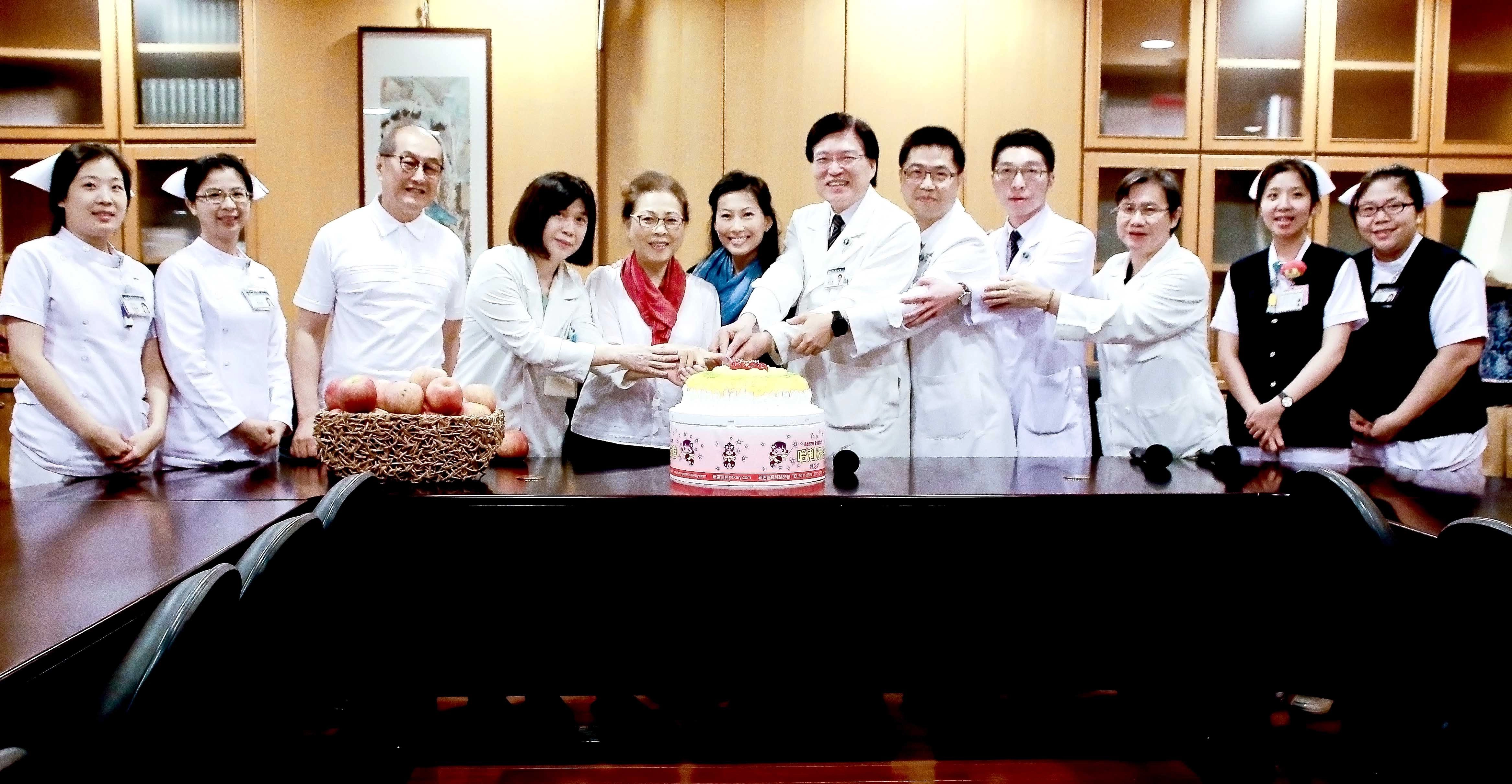 臺北慈濟醫院醫療團隊祝福簡慈露師姊健康平安。左起：李嘉玲副護理長、賴昱伶護理長、慈濟基金 會劉濟雨副執行長、新陳代謝暨內分泌科余麗嬌主任、簡慈露師姊、師姊女兒、趙有誠院長、神經外 科李定洲醫師、耳鼻喉科黃韻誠醫師、麻醉科陳介絢醫師、林姿妤護理師、王嘉苡護理師。
