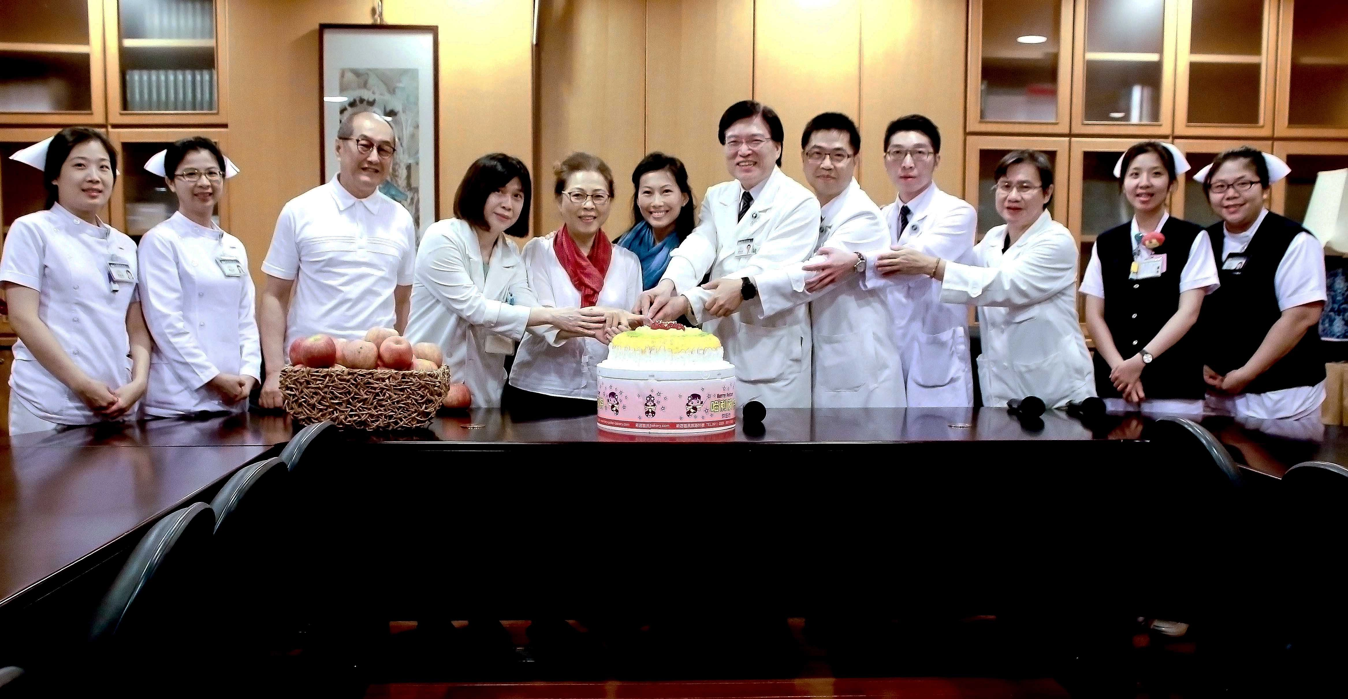臺北慈濟醫院醫療團隊祝福簡慈露師姊健康平安。左起：李嘉玲副護理長、賴昱伶護理長、慈濟基金 會劉濟雨副執行長、新陳代謝暨內分泌科余麗嬌主任、簡慈露師姊、師姊女兒、趙有誠院長、神經外 科李定洲醫師、耳鼻喉科黃韻誠醫師、麻醉科陳介絢醫師、林姿妤護理師、王嘉苡護理師。