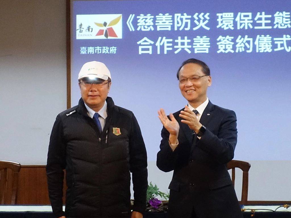 慈濟致贈用回收物製成的環保燈帽，黃偉哲市長立刻試戴。
