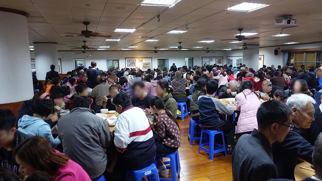 慈濟1月12日舉辦冬令發放圍爐，席開83桌，共237戶慈濟照顧戶一起圍爐。