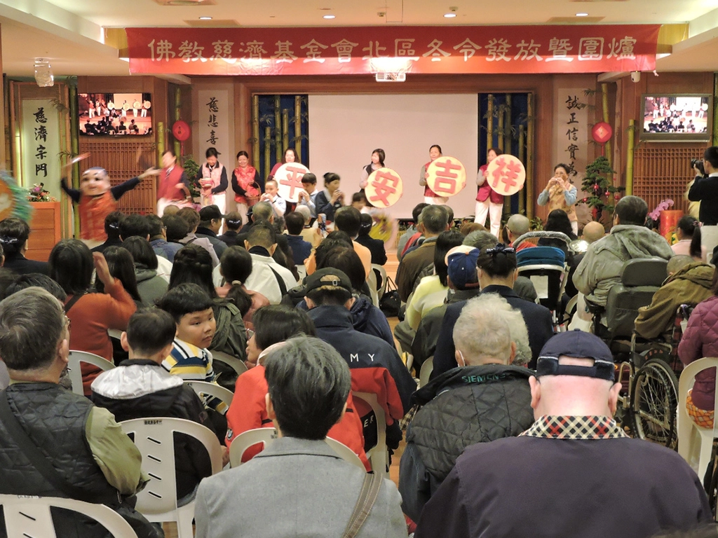 歲末年終之際，慈濟基金會在全臺各地舉辦43場次「2020年冬令發放暨圍爐活動」。