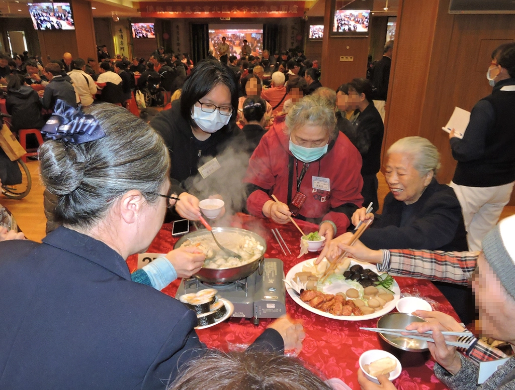 慈濟志工獻上來自全球慈濟人溫暖祝福，持續用愛陪伴、用心關懷逾2萬1千戶的弱勢家庭，一起歡喜迎新年。