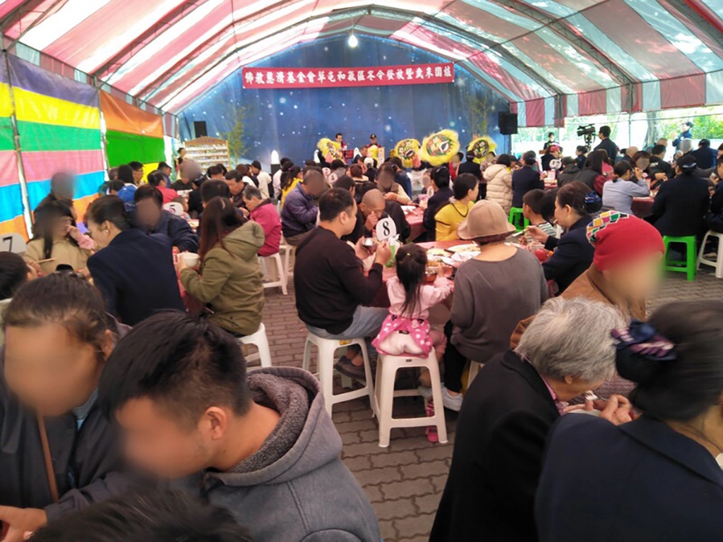 歲末圍爐邀請平日照顧的弱勢家庭蒞臨參與每一道菜色帶有濃濃的年味。