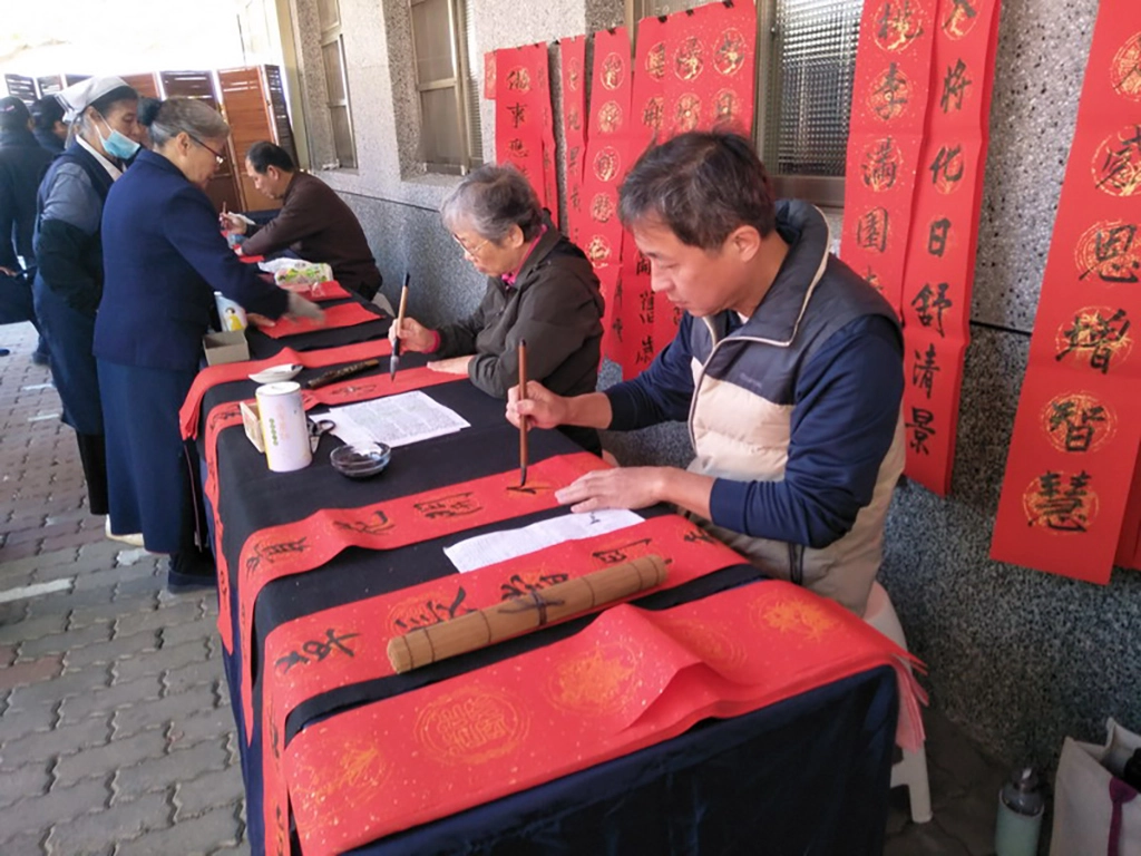 書畫志工也在現場揮毫寫春聯送春聯。