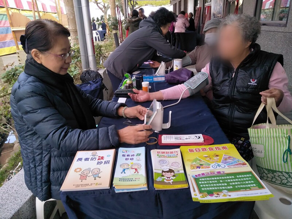 圍爐現場並安排醫護人員為鄉親健康諮詢。