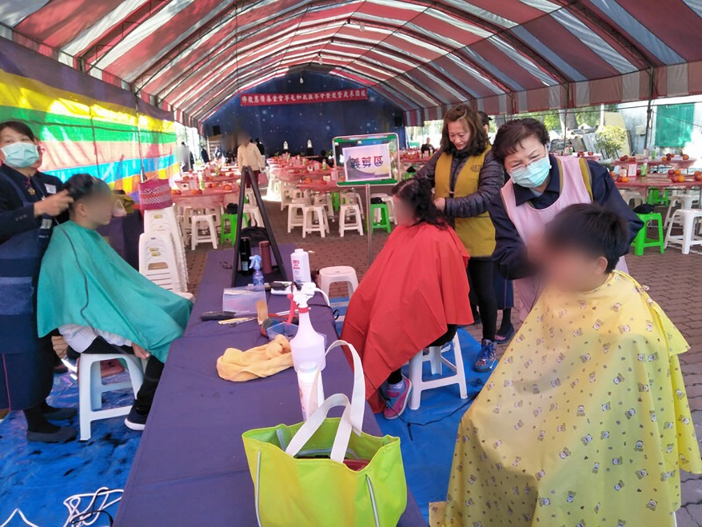 圍爐現場邀請專業美髮師提供免費的義剪服務，讓弱勢家庭可以容光煥發過新年。