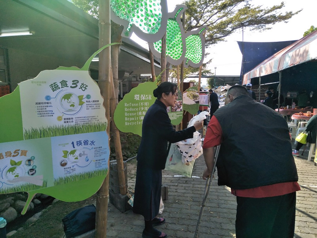 現場有蔬食三好環保減碳宣導鼓勵茹素愛地球。