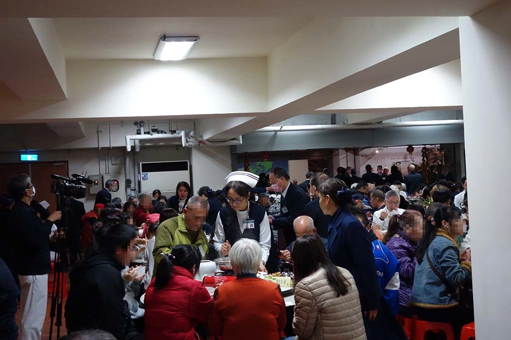 基隆慈濟靜思堂12日（日）舉行冬令發放，邀請基隆及鄰近鄉鎮的慈濟照顧戶、獨居長者逾200人一起來基隆靜思堂提前圍爐。