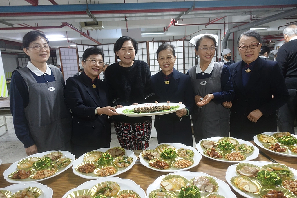 慈濟彰化分會十二日於彰化靜思堂舉辦冬令發放暨歲末圍爐，主辦單位特別準備精美餐點。