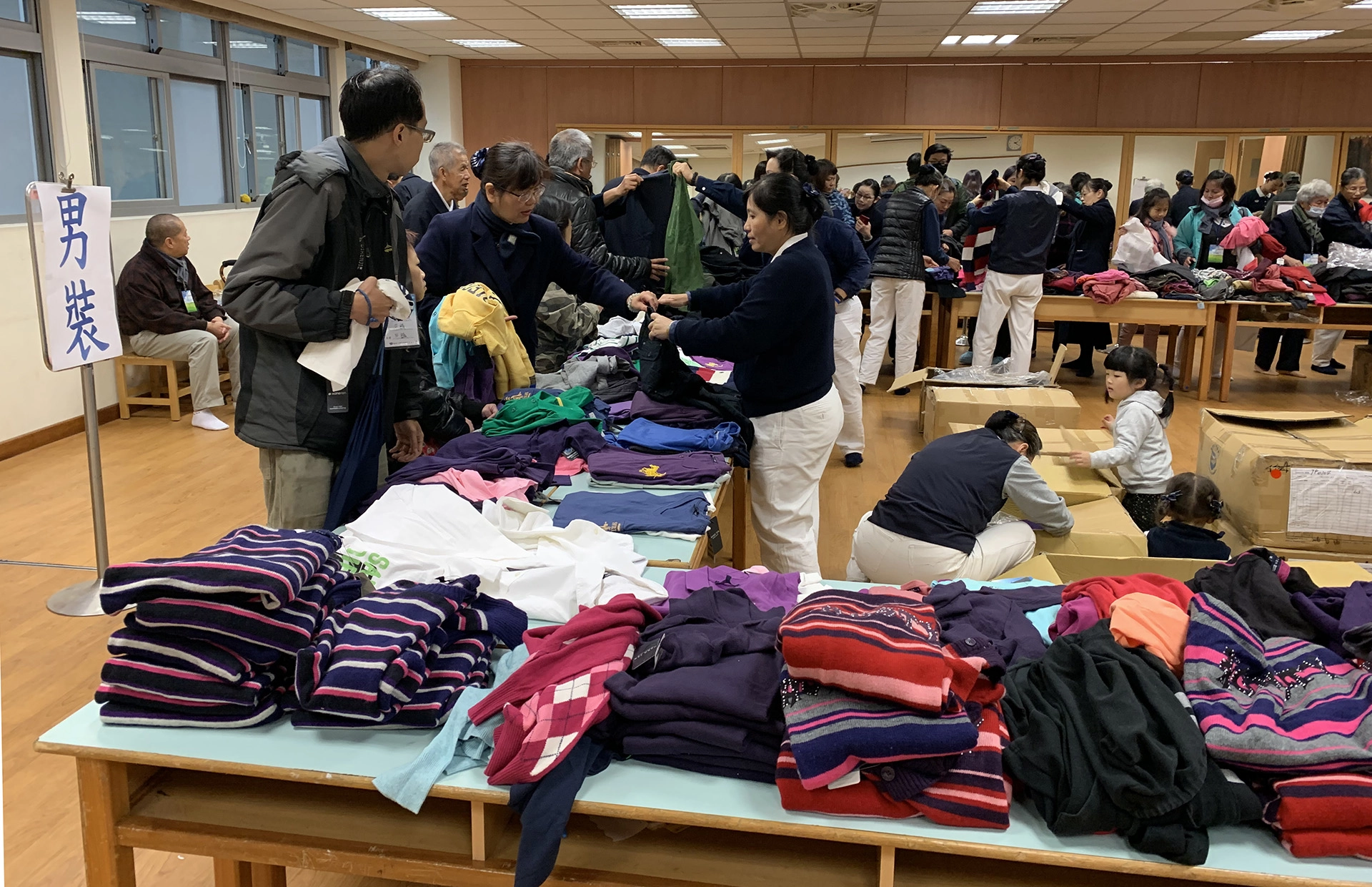 12日桃園靜思堂舉行了冬令發放暨圍爐活動，邀請桃園地區慈濟照顧戶、獨居長者逾350人一起來桃園靜思堂提前圍爐，現場亦安排各類分站活動。