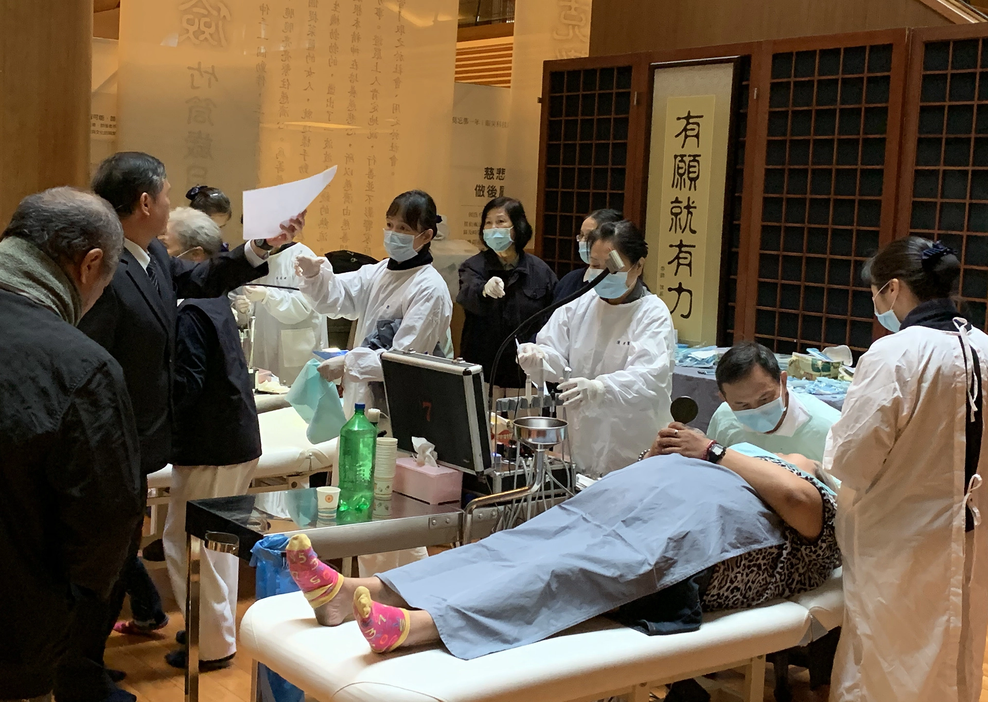 12日桃園靜思堂舉行了冬令發放暨圍爐活動，邀請桃園地區慈濟照顧戶、獨居長者逾350人一起來桃園靜思堂提前圍爐，現場亦安排各類分站活動。