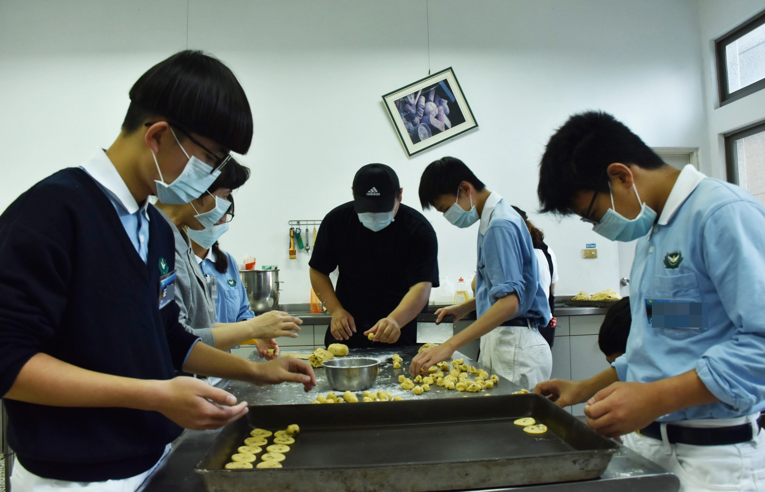此次慈少隊輔與學員近百人，為了提供最有趣的活動，提早進行分組準備工作，有學員負責親手製作餅乾，經過揉麵、壓平、烘烤、用紅包袋包裝，最後分送給長者，呈獻給阿公嬤的心意。
