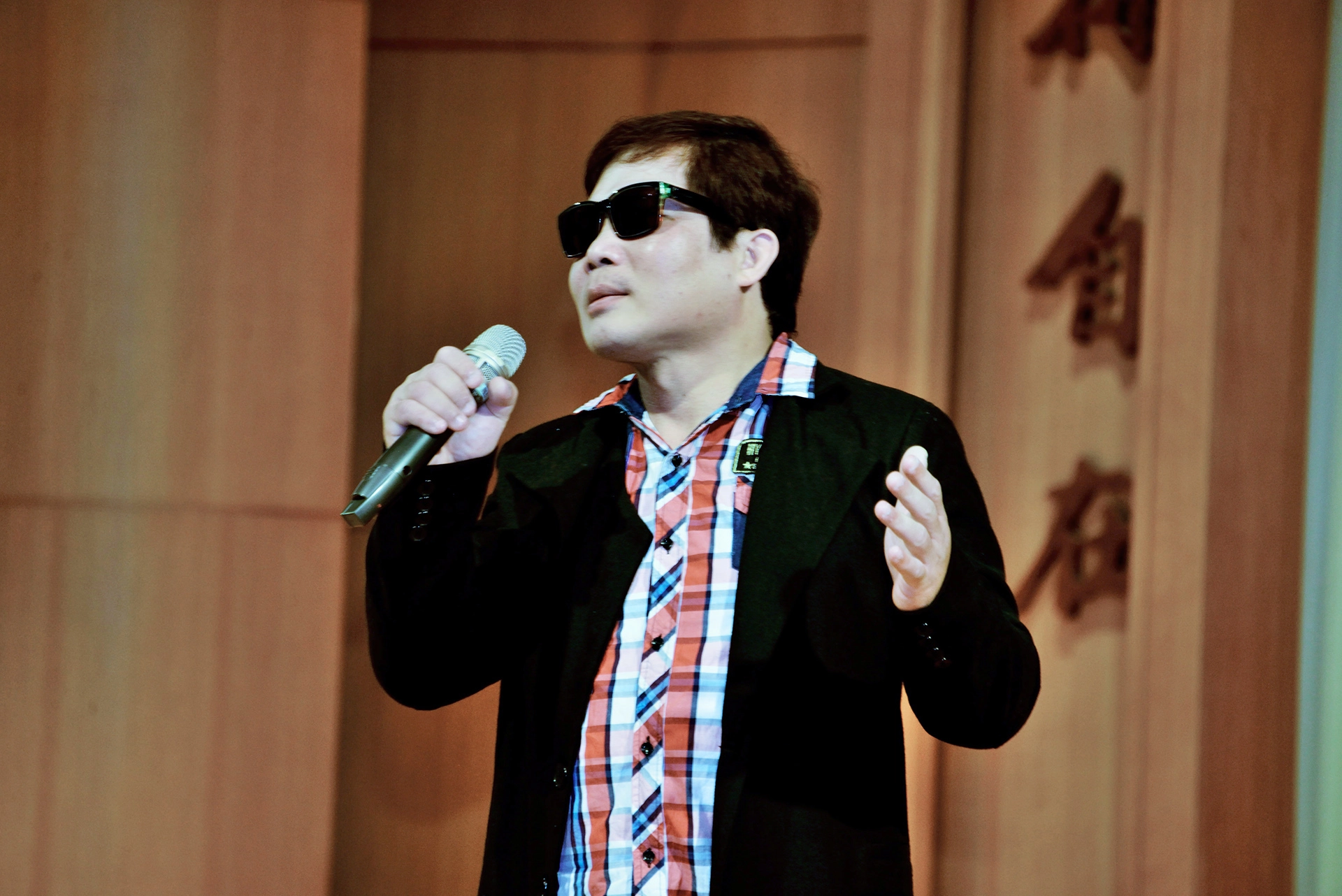 不向命運低頭、不認輸的張振華，不僅是一位按摩師傅，也是視障歌手，在冬令圍爐感恩會中勉勵大家發揮人生的價值，多參加公益活動回饋社會。
