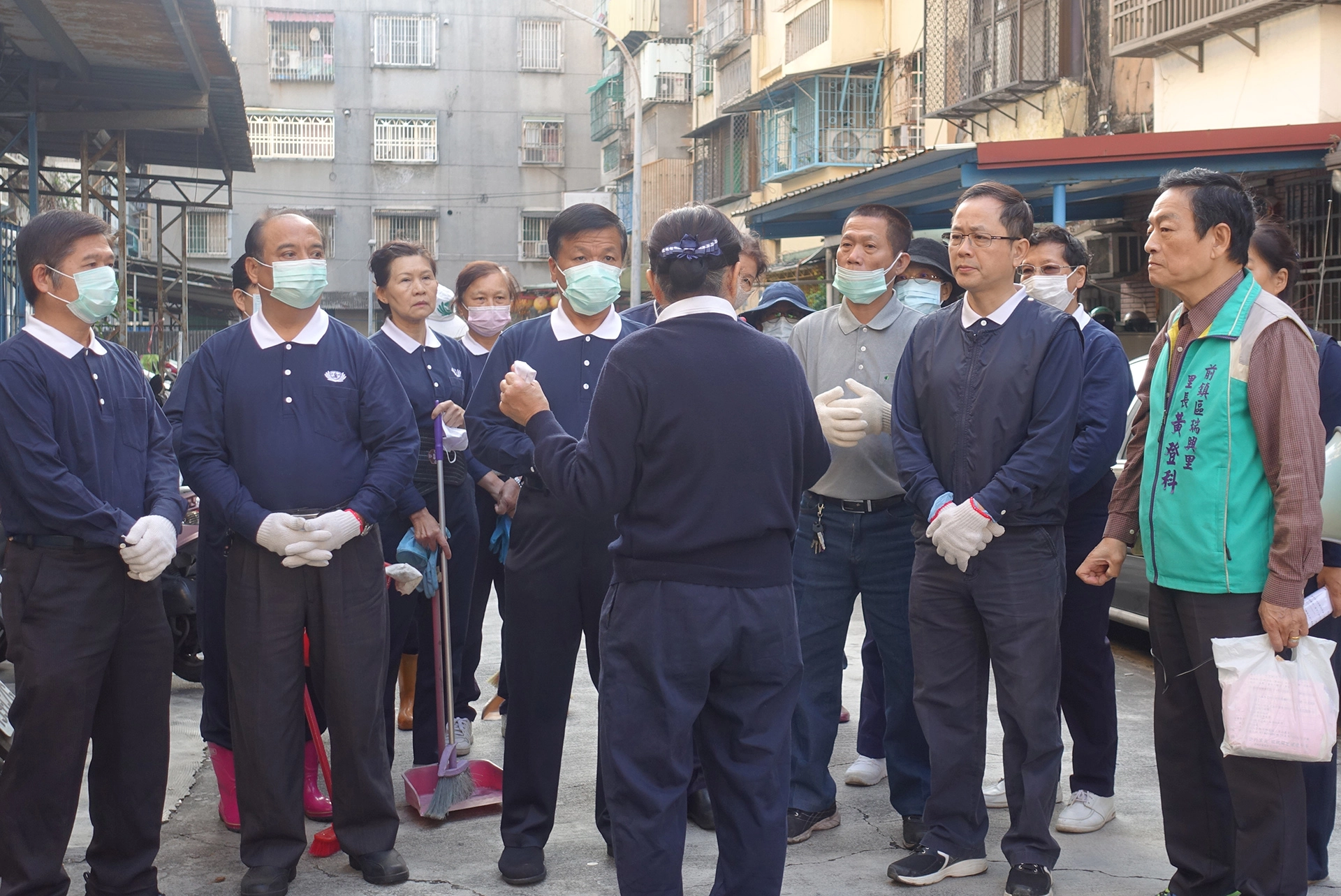 1月13日上午8點，30位慈濟志工拿著打掃工具，前往吳爺爺家清掃。