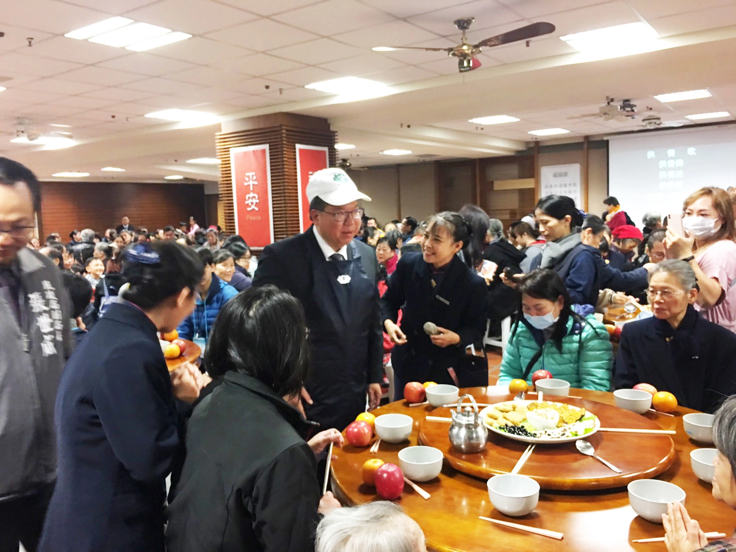 桃園市長鄭文燦及民政局副局長張世威也前來參與圍爐活動。