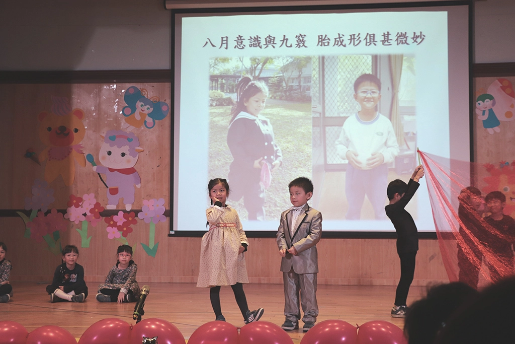 這是一年一度熱鬧精彩的慈大附中附設幼兒園「班級暨課後才藝成果發表會」！連著兩天演藝廳現場座無虛席，700多位家長觀眾蒞臨，專注看著台上小寶貝自信又大方的演出，欣慰地直呼—看到寶貝的成長，真的慶幸自己能為孩子選擇慈幼這樣優質的學習園地。