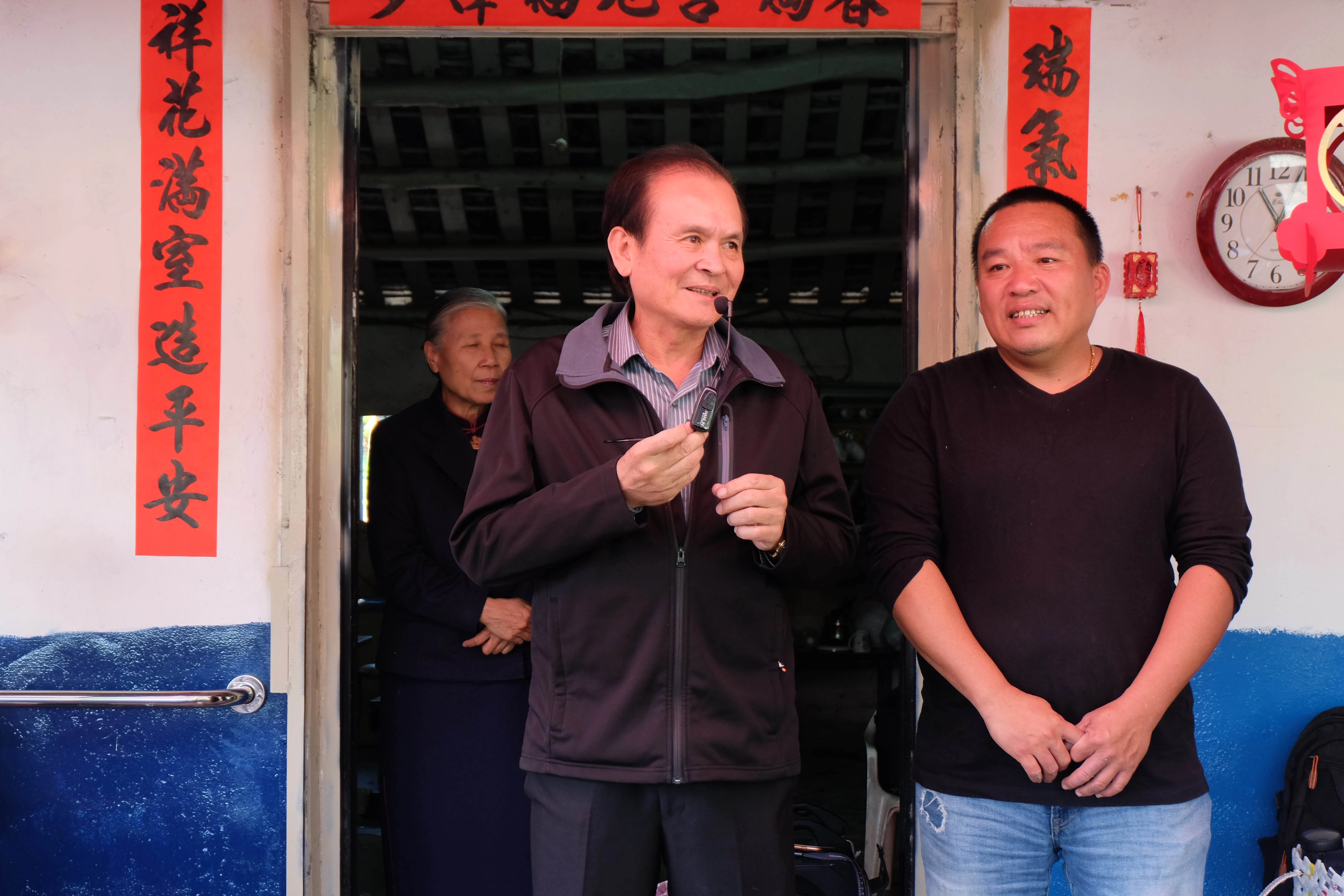 鳳林鎮長蕭文龍(左)也特地前往，參觀張老先生的新厝，與鄉親圍爐，他說，感謝慈濟基金會給予協助，幫助張老先生。右為鳳義里里長蕭文立。