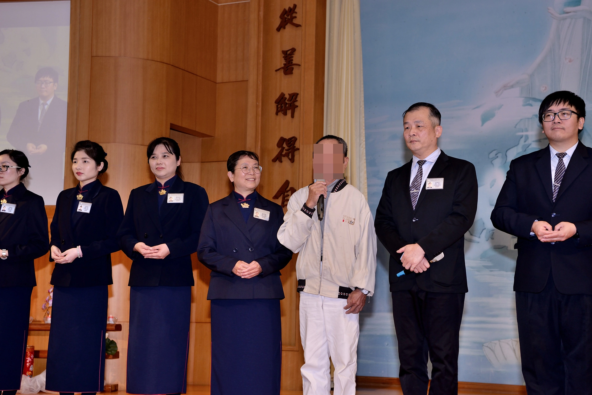 石先生上臺感恩慈濟讓他改變人生觀，看見自己的價值，並希望自己能夠早日恢復健康，再回到環保站做分類。