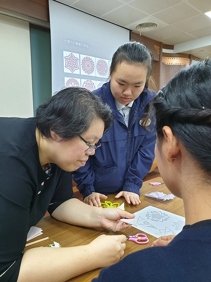 1月8日至1月17日泰國納黎宣大學的華語人文營，慈大華語中心安排了三位來自泰國的學生當小隊輔，其中英美系大四許婉同同學(中)，說得一口流利的中文，但她卻是道道地地的泰國人。
