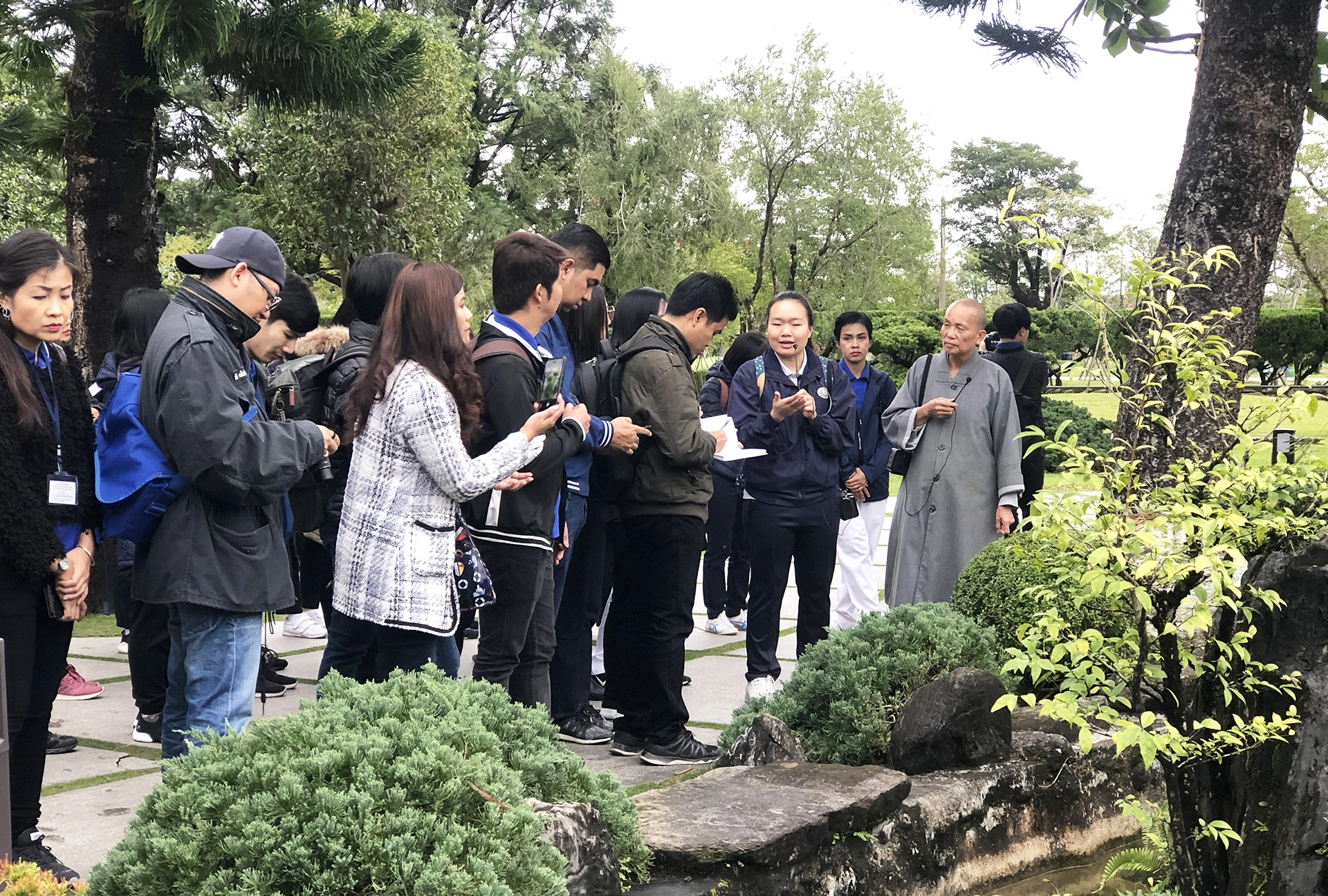 許婉同覺得最難的是文言文還有要翻出佛教的精神，雖然泰國也是佛教，但是南傳佛教和漢傳佛教用語和意義還是不太一樣，她還需要再想一下或是再問一次，消化了再講給大家聽。
