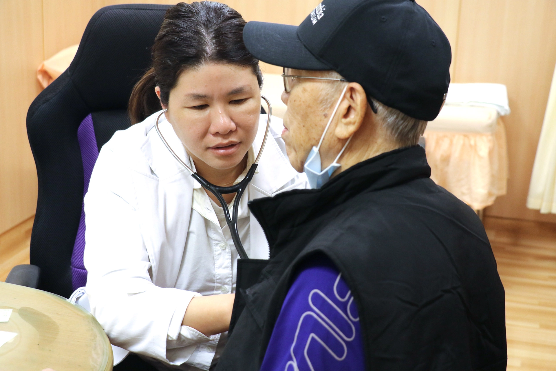 楊峯菁醫師為病人做心音聽診。