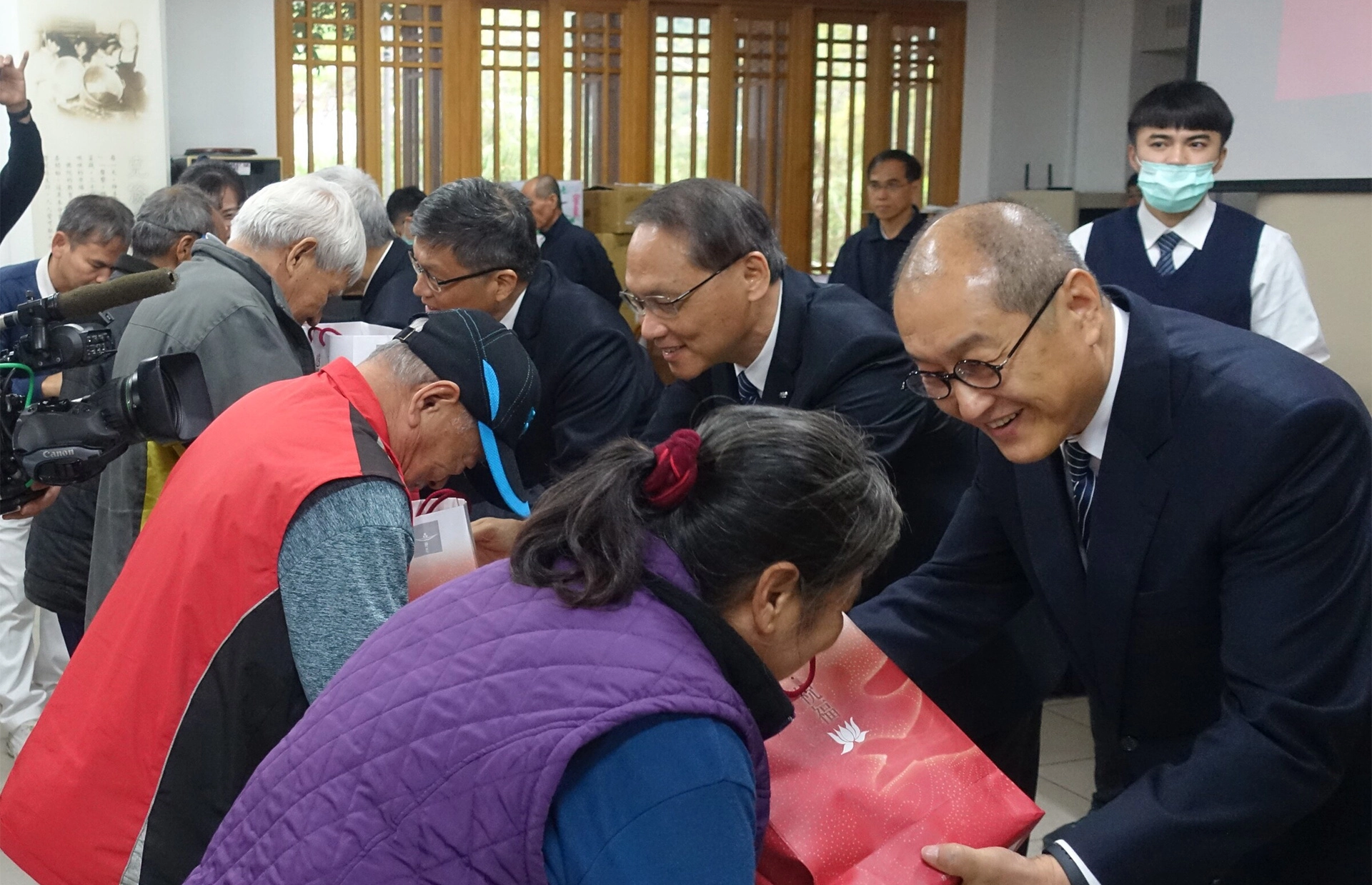 慈濟慈善志業執行長、副執行長發放祝福禮，祝福照顧戶新的一年平安。