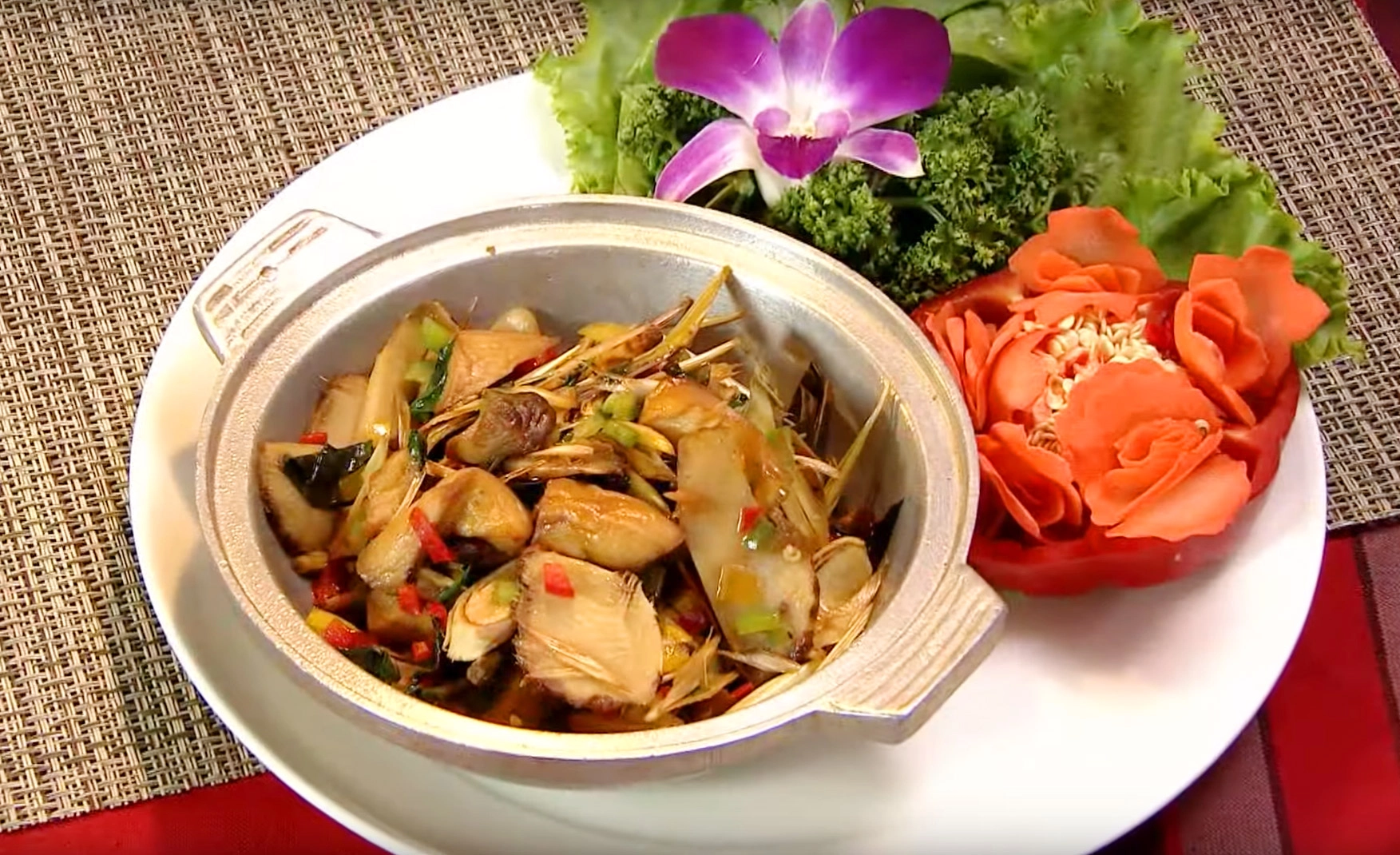 南洋風香料讓杏鮑菇料理，具有刺激性香味，賦予食物以風味，增進食欲，幫助消化。