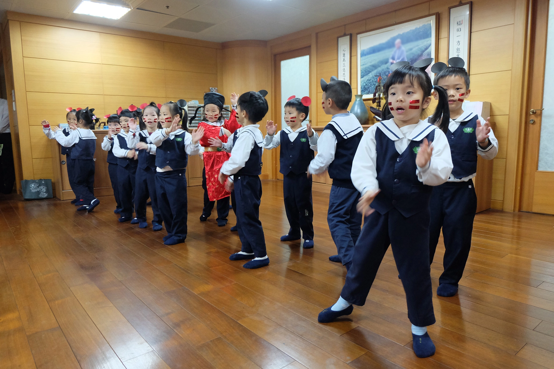幼童們唱著新年歌，用誠懇的心祝福，擺動身體又動又唱，模樣超可愛，馬上圈粉叔叔阿姨們。
