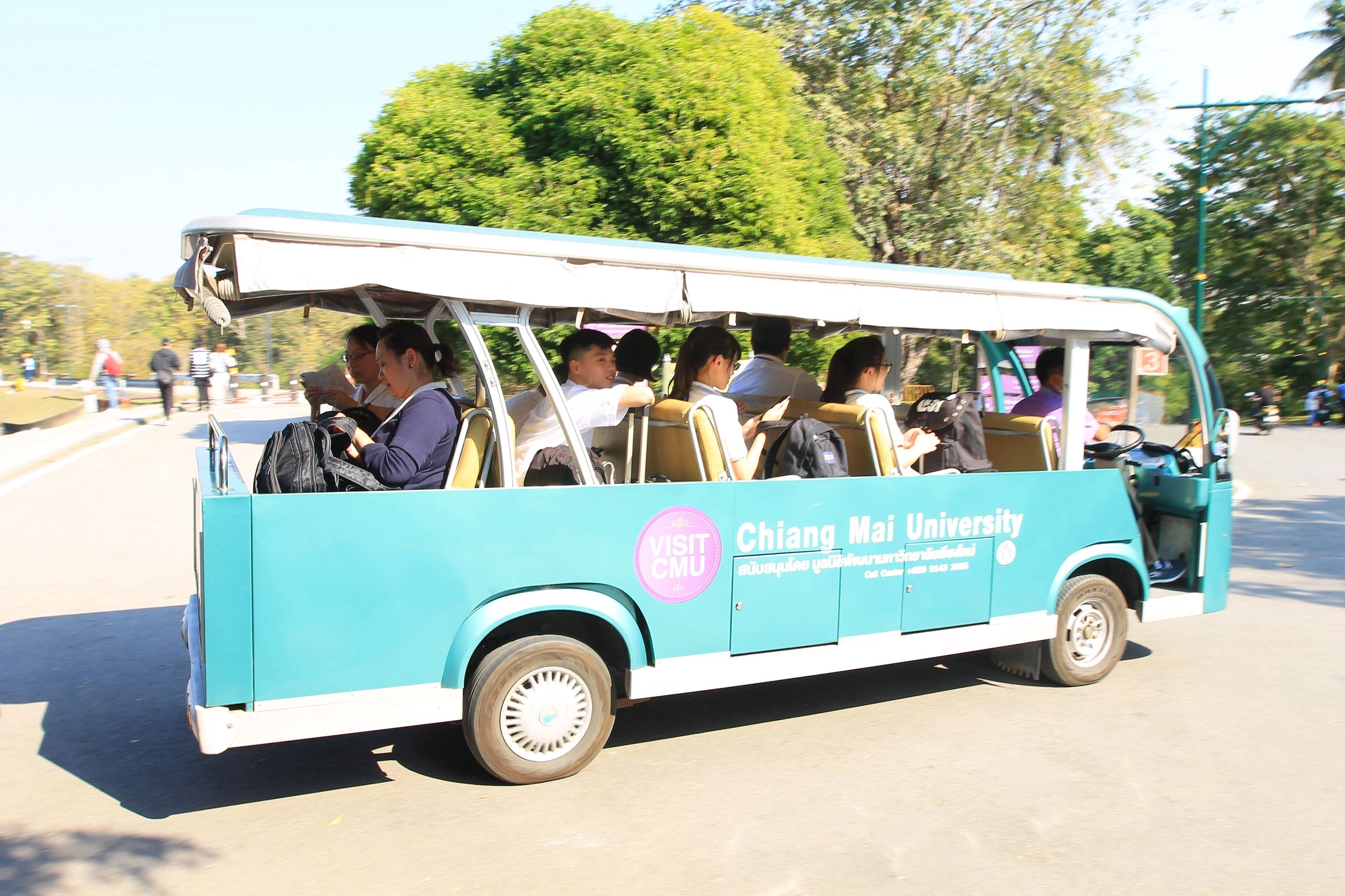 國際接待服務隊搭游園車參訪清邁大學