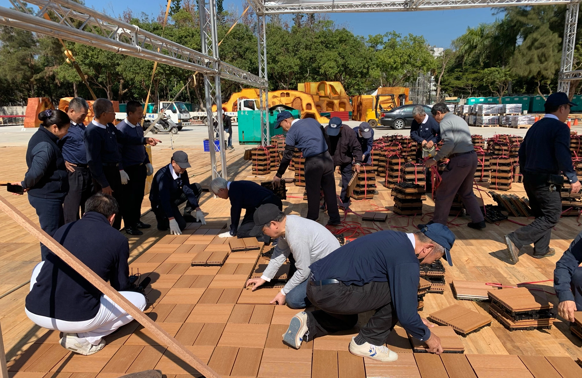 慈濟基金會應臺中市政府之邀，在后里森林園區「A11好神宗教燈區」設置展位。展區地板用廢棄紡織品製成的環保塑木鋪設，讓資源循環利用。